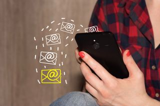 Foto: Person mit Smartphone