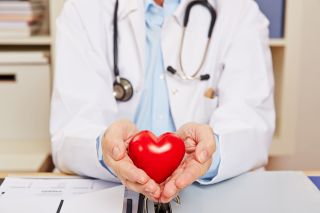 Foto: Arzt mit Herzsymbol in Händen